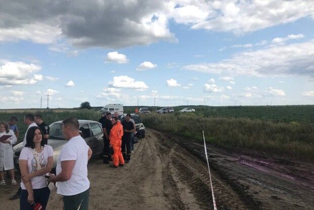 Біля Рівного на полі з'явилися рожеві калюжі: ділянку перевіряє інспекція (Фото)