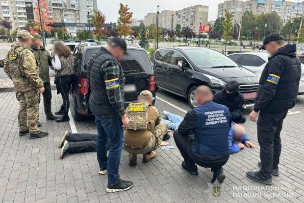 В обласному центрі Волині правоохоронці затримали «сімейний підряд», який брав за одну послугу 25 тисяч доларів