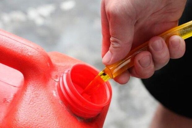 На Волині з двох тракторів господаря злодій злив пальне