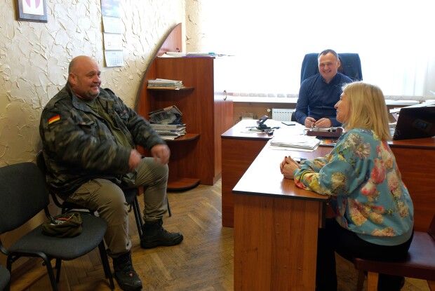 Німецький благодійник, завітавши у громаду на Волинь, відвідав самотніх літніх людей (Фото)