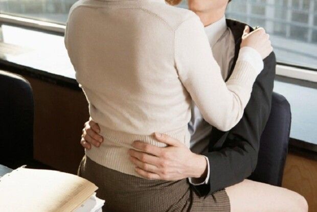 Чиновник зайнявся сексом із секретаркою під час Zoom-конференції (18+)