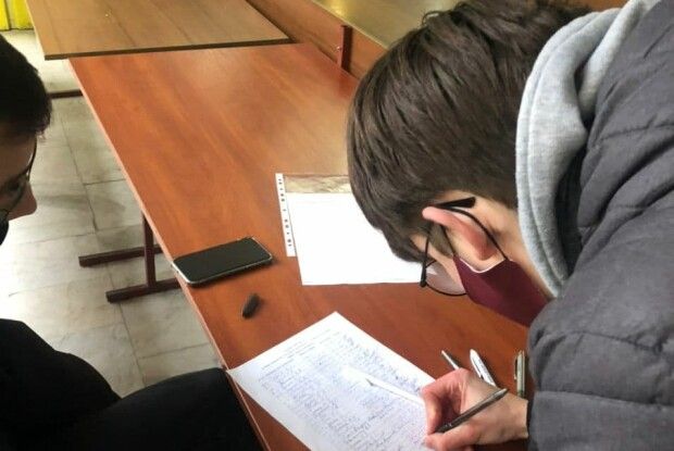 Порно на парах: студенти захищають свого викладача, бо його заняття найцікавіші (Фото, відео)