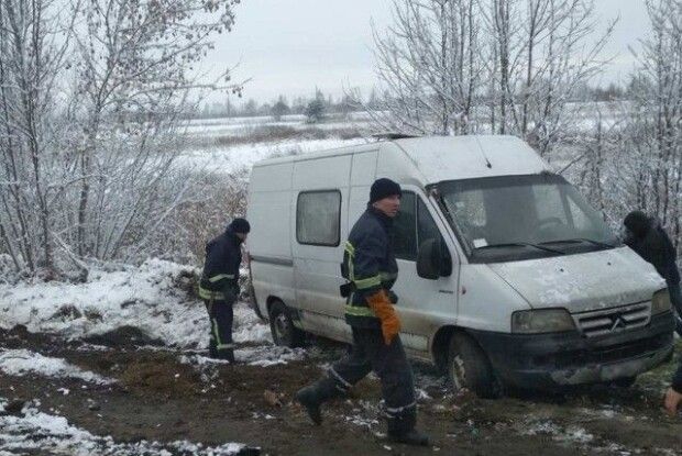 На Волині автомобіль злетів у кювет і перекинувся