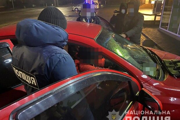 Викрили 24-річну сутенерку, яка організовувала інтимні зустрічі на Волині та Рівненщині