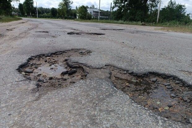 На цьому відрізку дорога Луцьк-Любешів нагадує місячні кратери