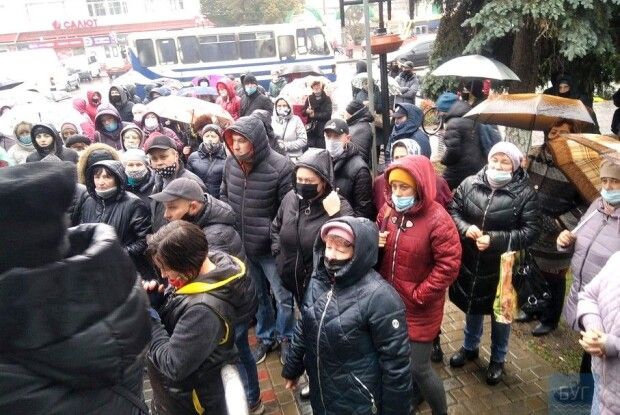 У місті на Волині працівники ринку вийшли на протест (Фото)
