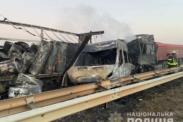 В автотрощі зіткнулося 5 автомобілів: троє загиблих, восьмеро у лікарні (Фото, відео)