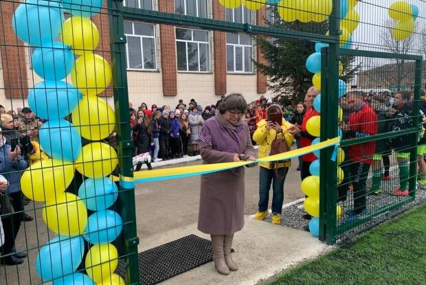 Мати загиблого воїна з Рівненщини оплатила будівництво футбольного поля в пам’ять про сина (Фото)