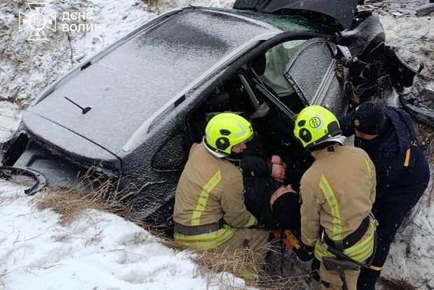 На Волині під час страшної ДТП рятувальникам довелося «вирізати» пасажира з потрощеного авто