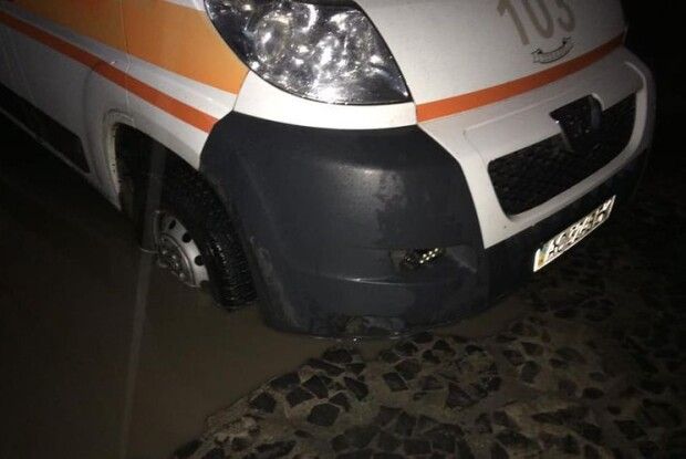 У Луцьку швидка застрягла в болоті в центрі міста