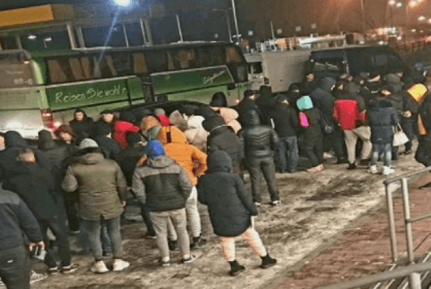 На польському кордоні кілометрові черги через зміну правил перетину