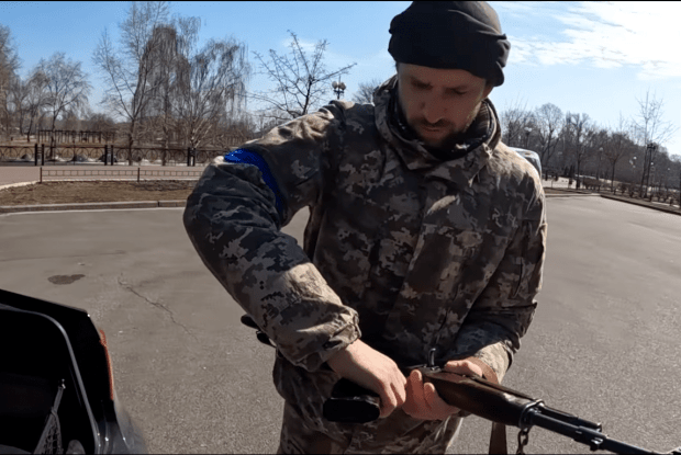 «Командир запитував, чи видати нам памперси, адже були не дуже веселі ситуації»: Ексдинамівець розповів про будні тероборони столиці (Відео)