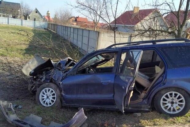У Луцьку легковик добряче врізався в дерево (Фото)
