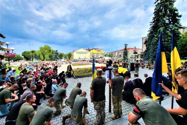 На Волині сотні людей попрощалися з старшим офіцером, який помер в лікарні