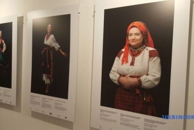У Варшаві відомі поляки презентували українські національні костюми