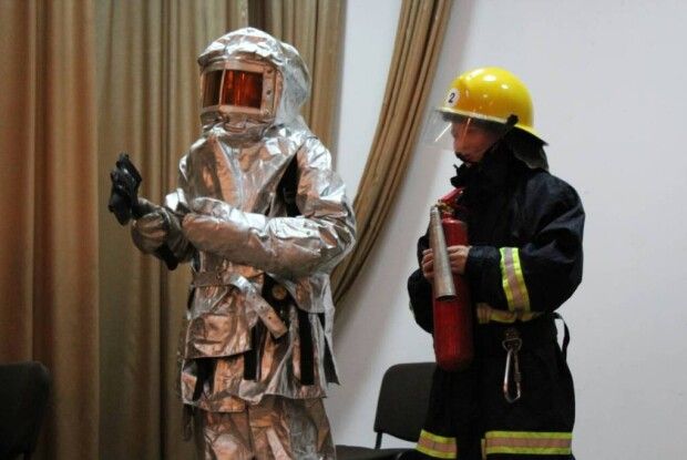 Рятувальники навчали школярів користуватися вогнегасниками