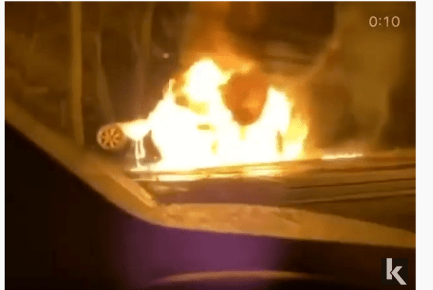На Волині посеред дороги вщент згоріла автівка (Відео)