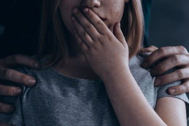 Взяв на руки та роздягнув: брат зґвалтував молодшу сестру, а мати замовчувала
