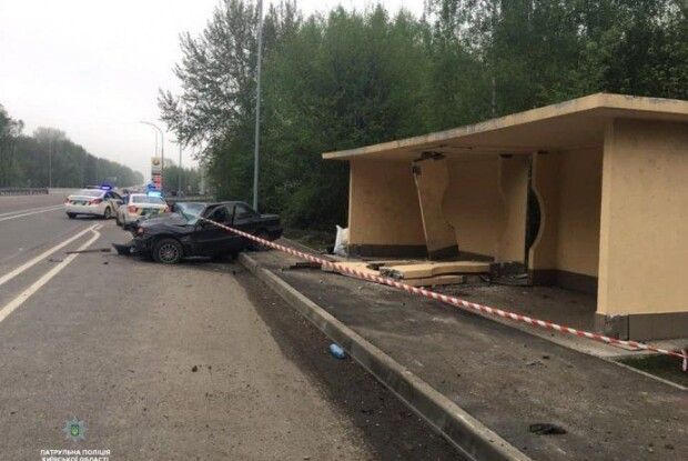 У селі на Волині автомобіль врізався в зупинку 