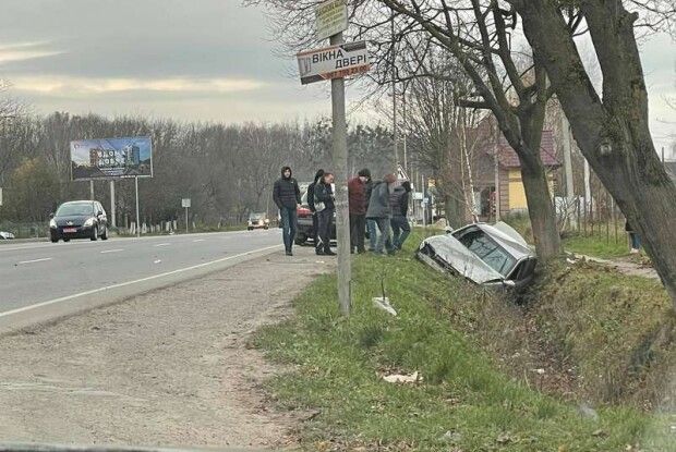 Під Луцьком автомобіль злетів у кювет (Фото)