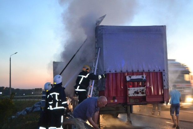 На Рівненщині у причепі вантажівки згоріла тонна деревного вугілля