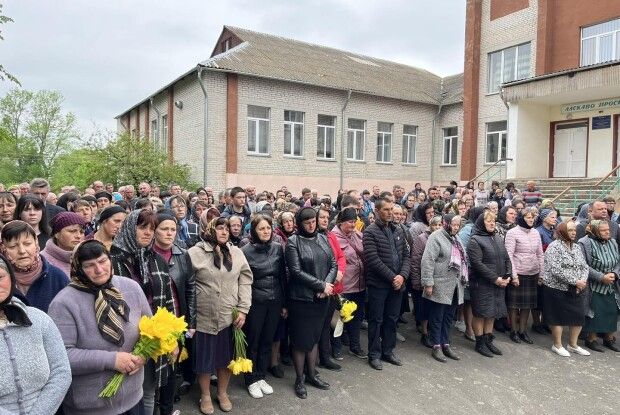 У Ковельській громаді із загиблим Героєм Романом Абрамчуком прощались на шкільному подвір’ї, щоб вмістити усіх, хто хотів віддати йому свою шану