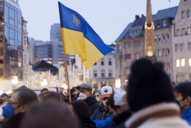 В окупованому місті українці вирвали захоплених учасників мітингу з лап окупантів (Відео)