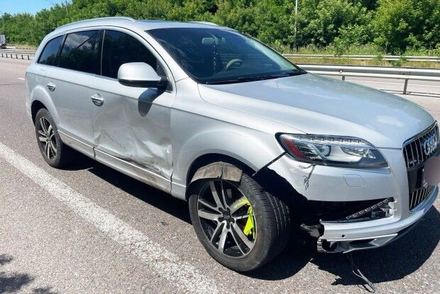 На Поліссі легковик переїхав чоловіка, який ремонтував вантажівку