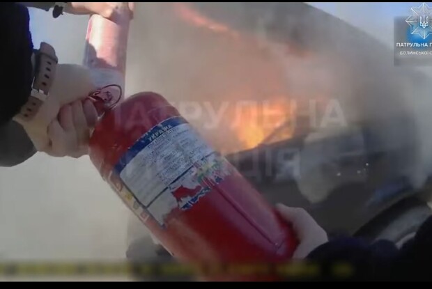 Як на Волині рятували автомобіль, що  загорілася просто посеред дороги (Відео)