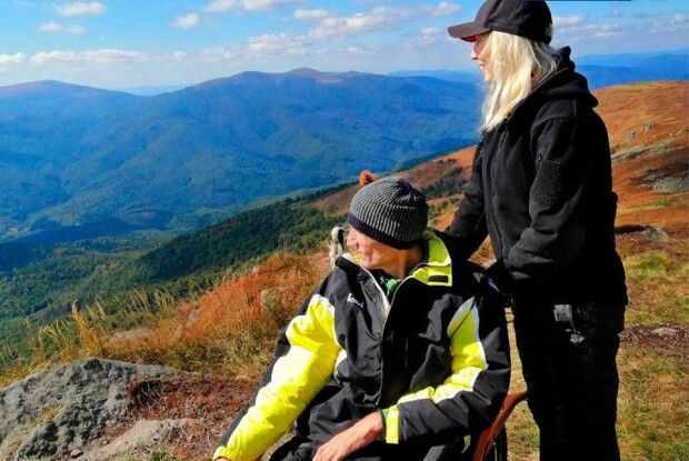 Патрульні підняли на вершину чоловіка у візку (Фото)