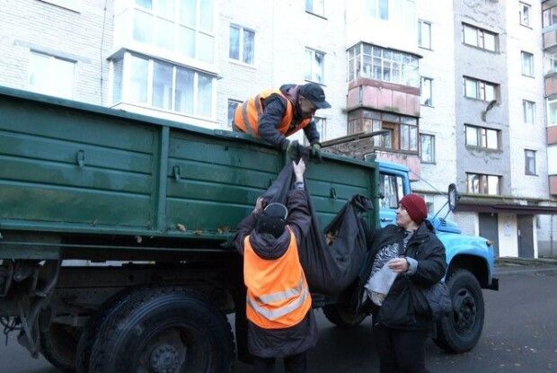 Як збирають та куди дівають тонни опалого листя у Луцьку (Відео)