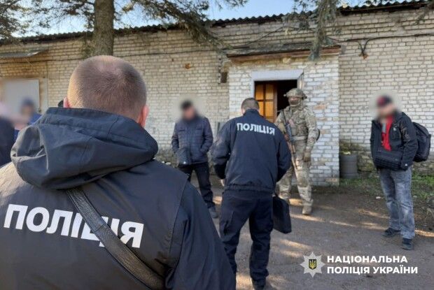 Автомати, гранатомети та 56 тисяч набоїв: на Волині та інших областях «накрили» торговців зброєю