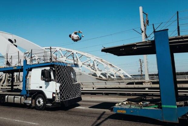 Українець зробив п’ятиметрове сальто між двома вантажівками, які рухалися