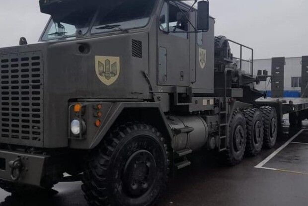 Порошенко показав вражаюче відео, як найбільший танковий тягач Oshkosh везе на фронт броньовики Spartan