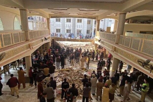 У Пакистані терорист-смертник підірвався під час молитви в мечеті: багато загиблих і поранених