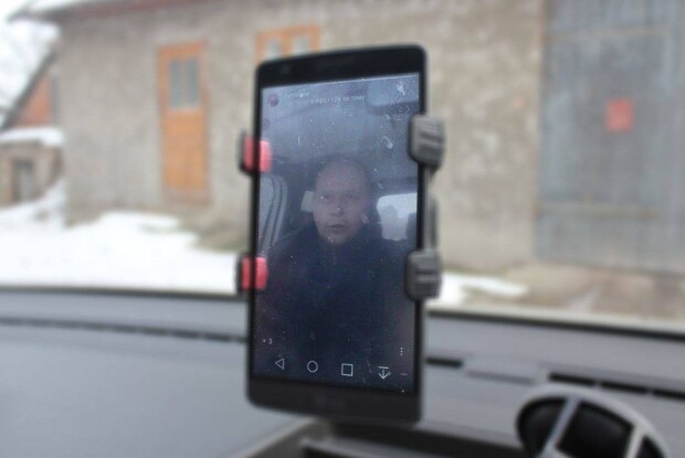 Священик з Тернопільської області благословляє в Instagram