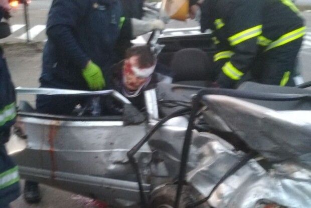 Подробиці страшної ДТП на трасі «Луцьк-Горохів»: чоловіка вирізали з авто (Фото)