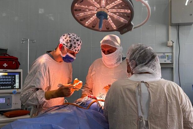 Чернівецькі лікарі замінили дитині зігнилий череп