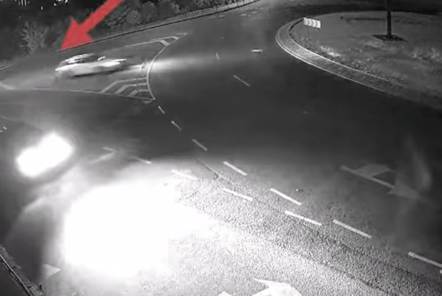 У Луцьку авто на великій швидкості перелетіло через дорожнє кільце