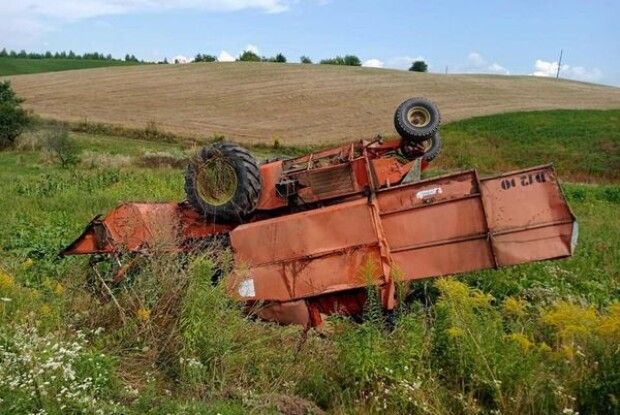 На Рівненщині комбайн перекинувся на дах (Фото)