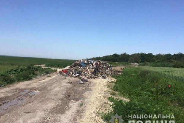 На Рівненщині у полі хтось викинув гору сміття з використаними пробірками для визначення коронавірусу