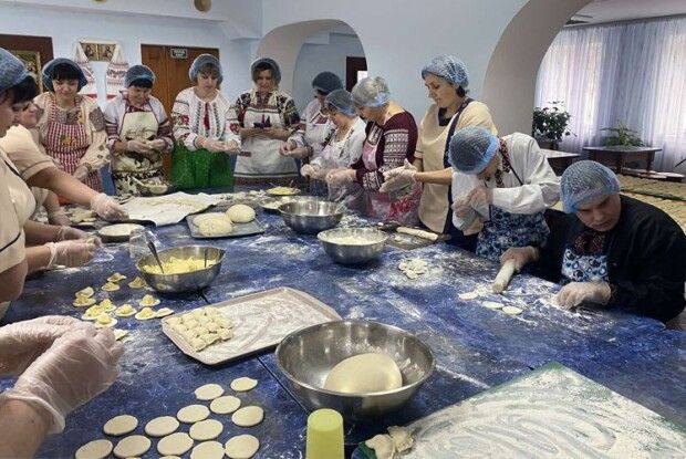 Переселенці з Донеччини разом із журналістами «Волині» ліпили вареники на фронт і співали «Волинь моя...» (Фото, відео)