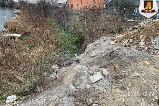 Штраф мізерний: У Луцьку будівельним сміттям забруднюють водойму (Фото)