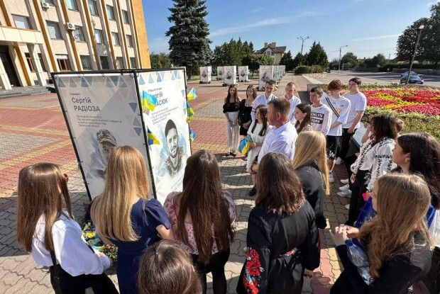 Перший урок на Алеї Героїв: на Волині школярі вшанували памʼять Захисників (Фото)
