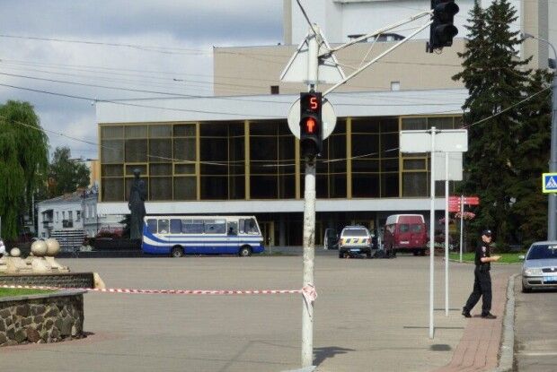 На Театральному майдані пролунав сильний вибух. Заручників звільняють. Терориста затримали (Відео)