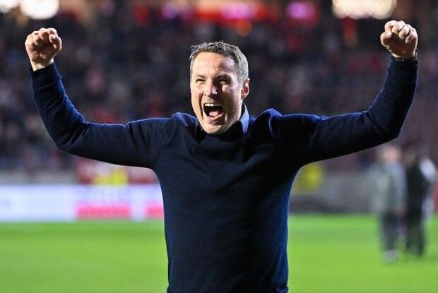 Тренер футбольного клубу прийшов голим на пресконференцію 