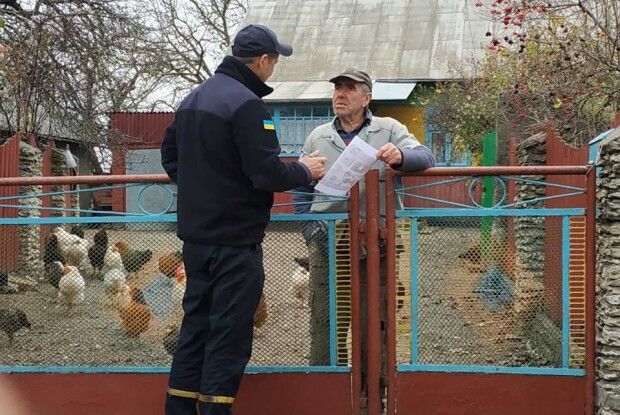 У Бугрині бійці ДСНС вчили власника двох десятків курей захищатися від червоного півня (фото)