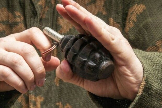 На Волині військовий погрожував підірвати людей на зупинці