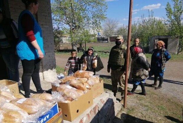 Українські воїни допомагають цивільним