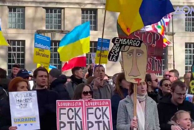 Біля офісу Джонсона зібрався мітинг з вимогою закрити небо над Україною